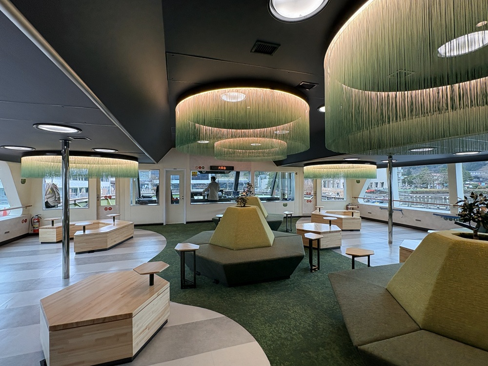 1階客席は提灯をモチーフにした幻想的なゾーンに