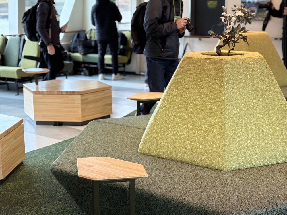 船の中央席からも外が見渡せる