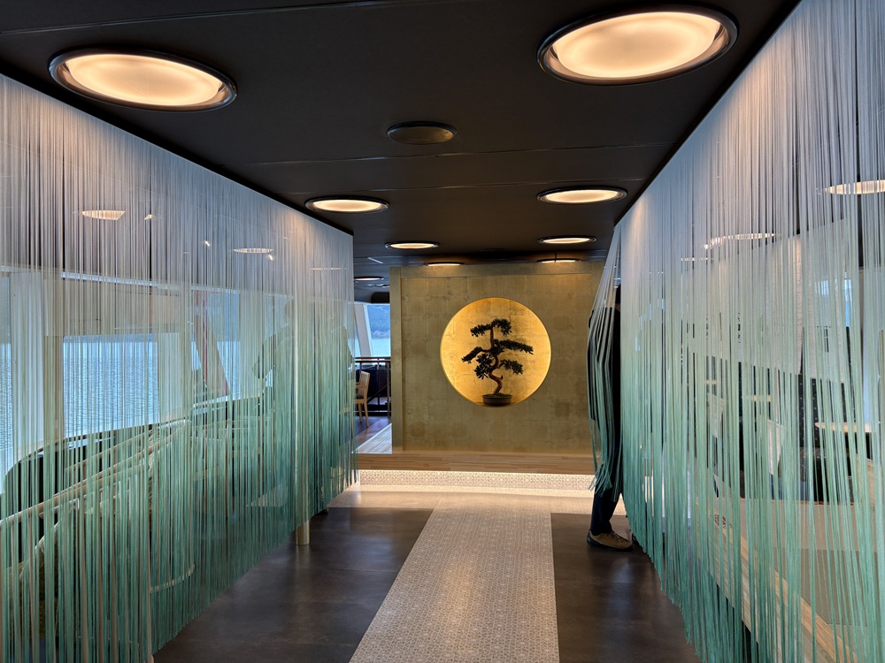 黄金の茶室をモチーフにした2階