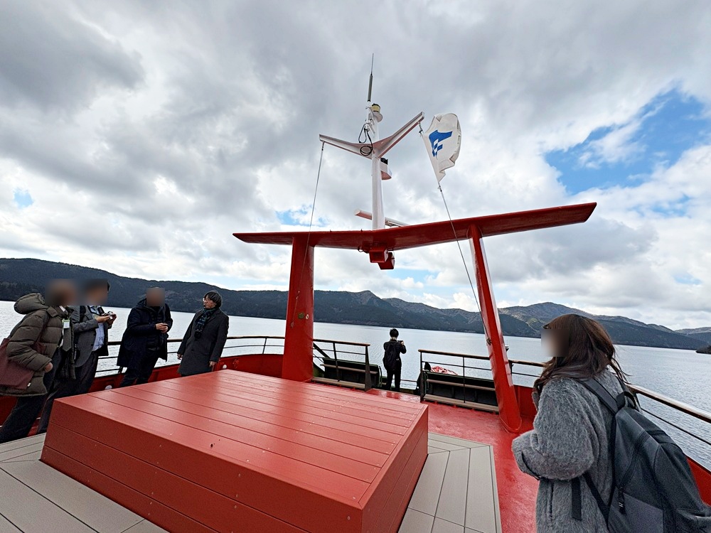 4階デッキのウイングを鳥居に見立てて