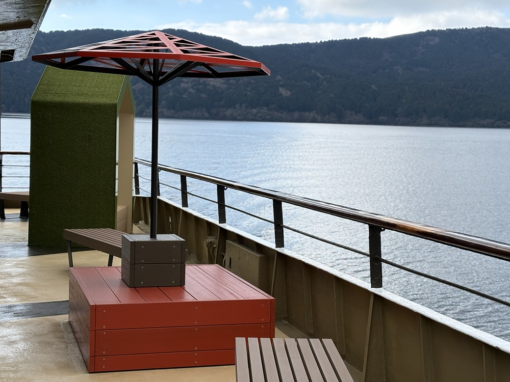 3階デッキにはベンチやフォトスポットも