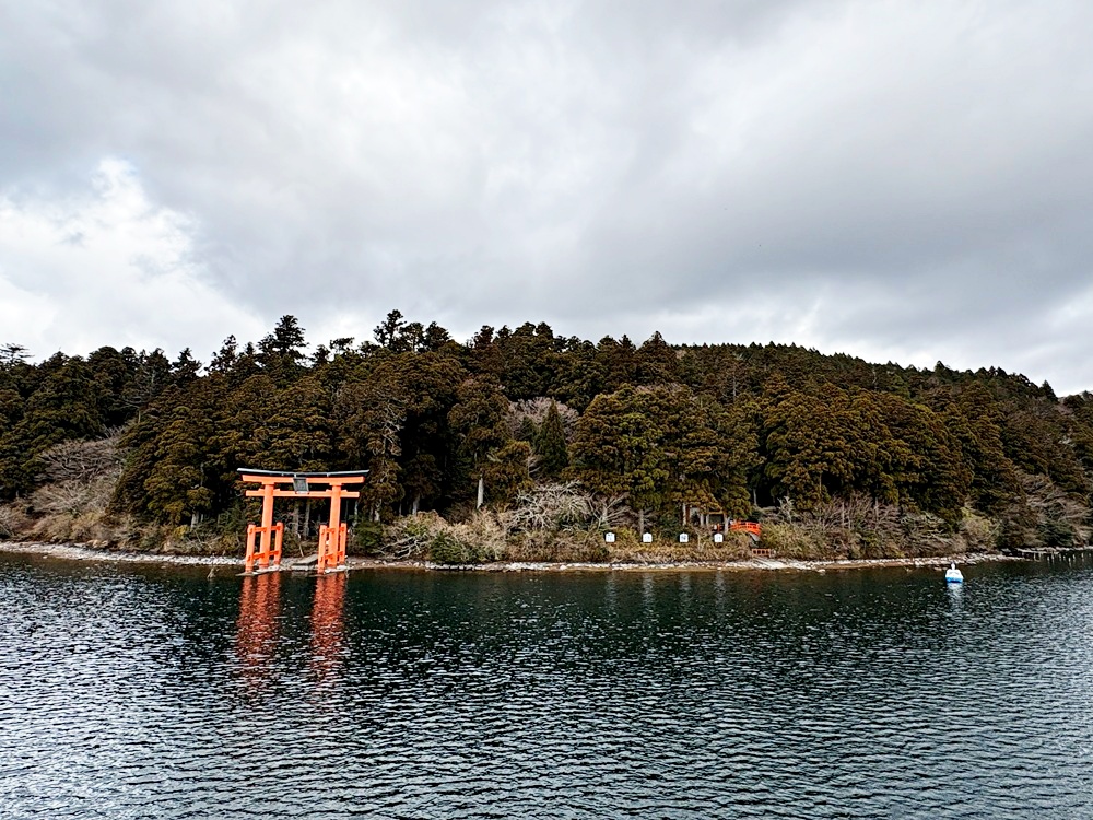 芦ノ湖上に浮かぶ「平和の鳥居(水中鳥居)」