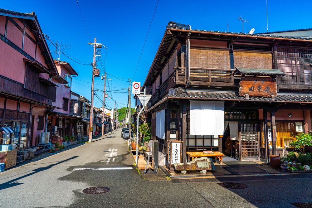 【重要伝統的建築物群保存地区】出石　初夏の朝の本町通り