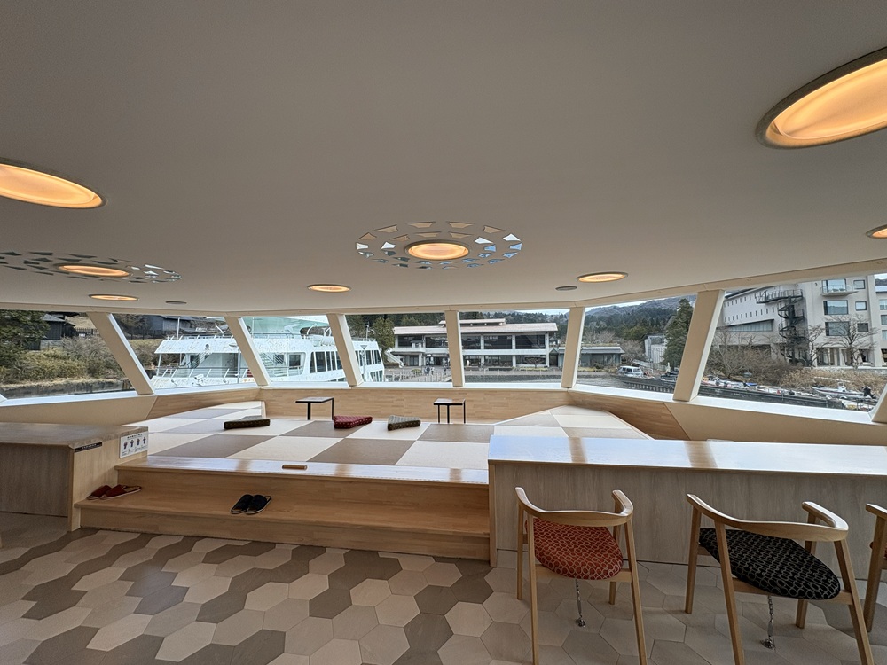 木材をふんだんに使った船内