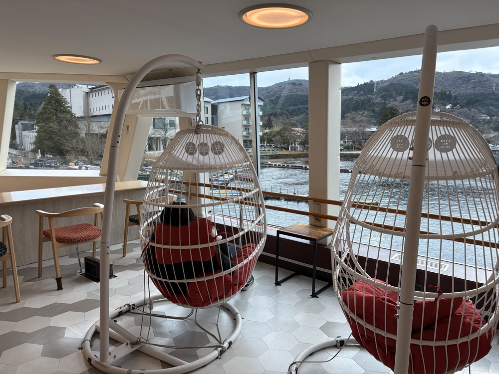 船内にはゆりかごのような椅子も