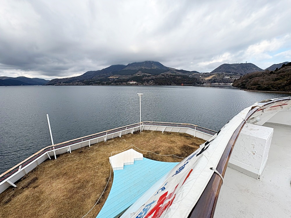 屋外デッキに天然芝を敷いた広場