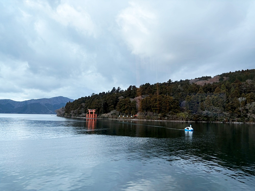 "平和の鳥居”が有名な「箱根神社」