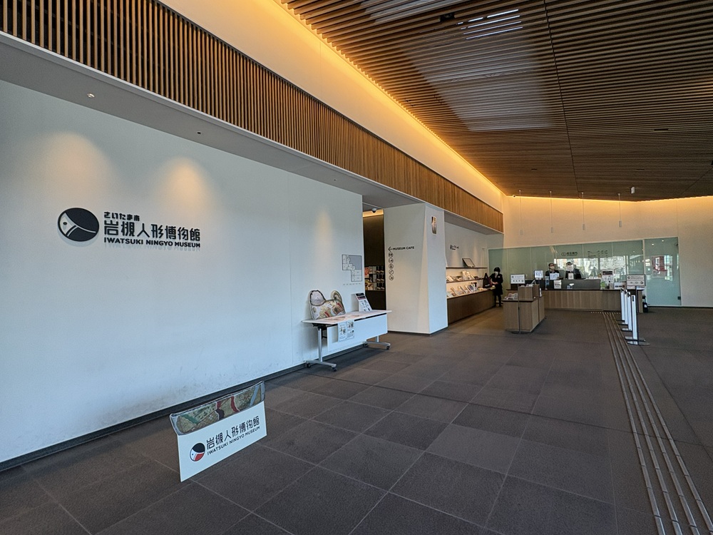 岩槻人形博物館の入口・ミュージアムショップ