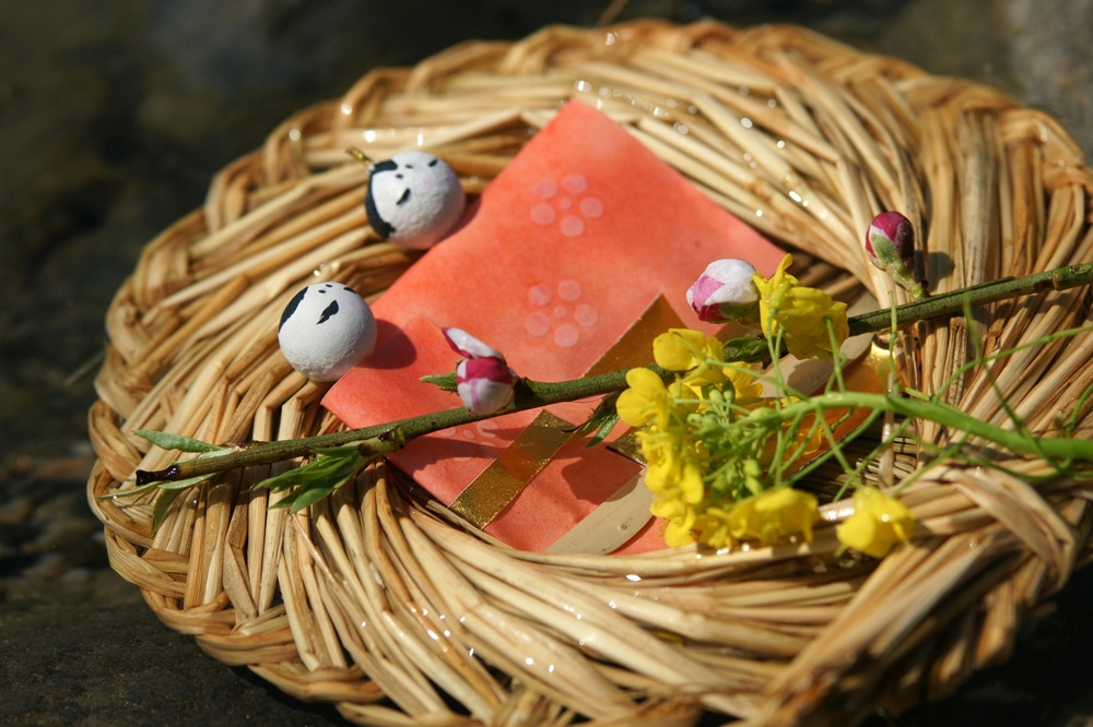 厄災を払う「流し雛」