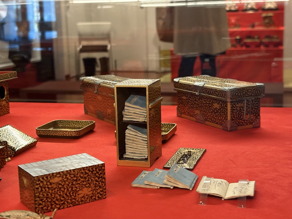 本の中身や箱の中身までていねいにつくりこまれている