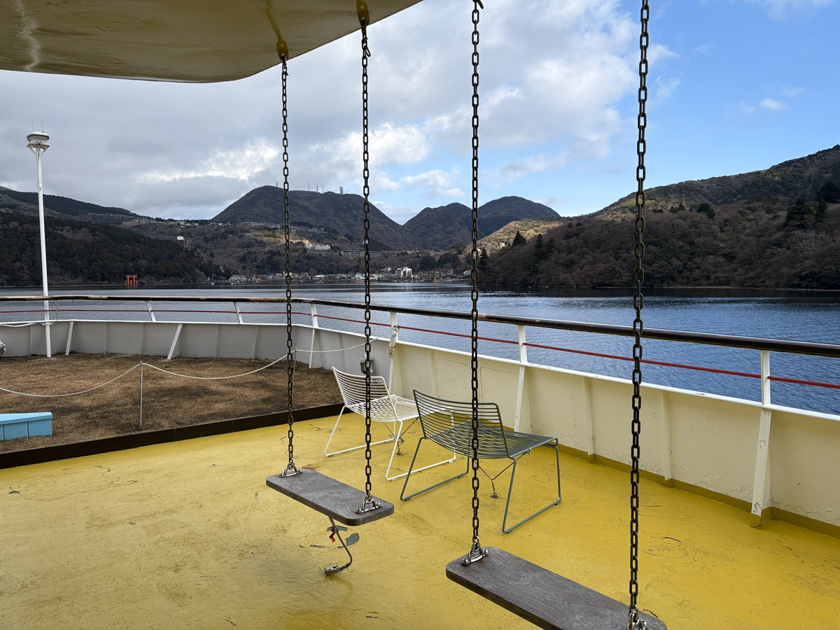 屋外デッキにもブランコが