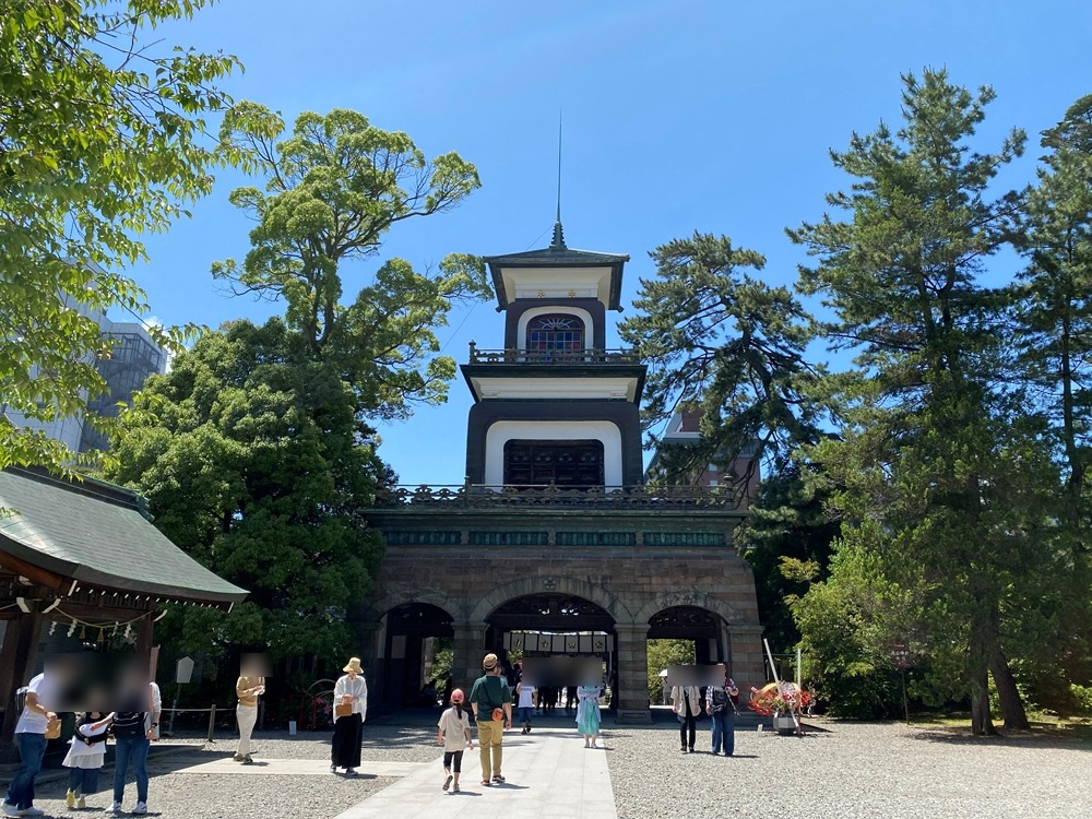 和漢洋3つの様式を取り入れた神門