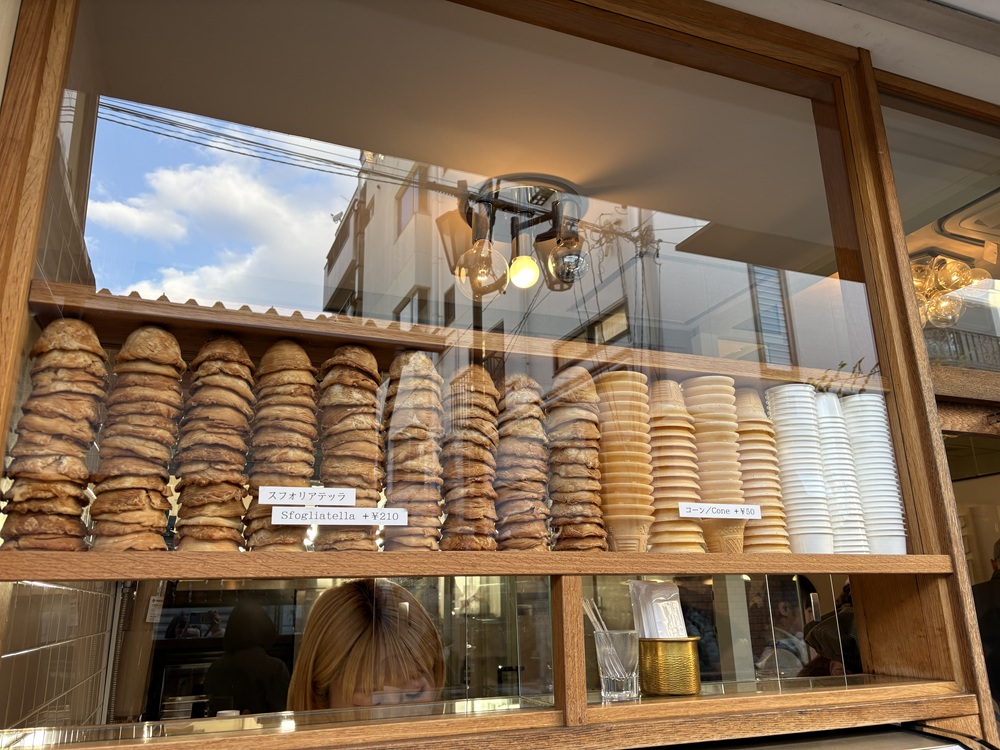 スフォリアテッラというイタリア・ナポリの伝統的な焼き菓子をコーン代わりに