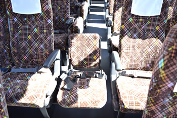 大型観光バスの補助席の写真