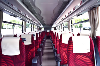 中型観光バスの補助席の写真