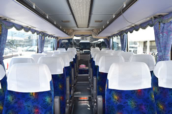 小型観光バスの補助席の写真